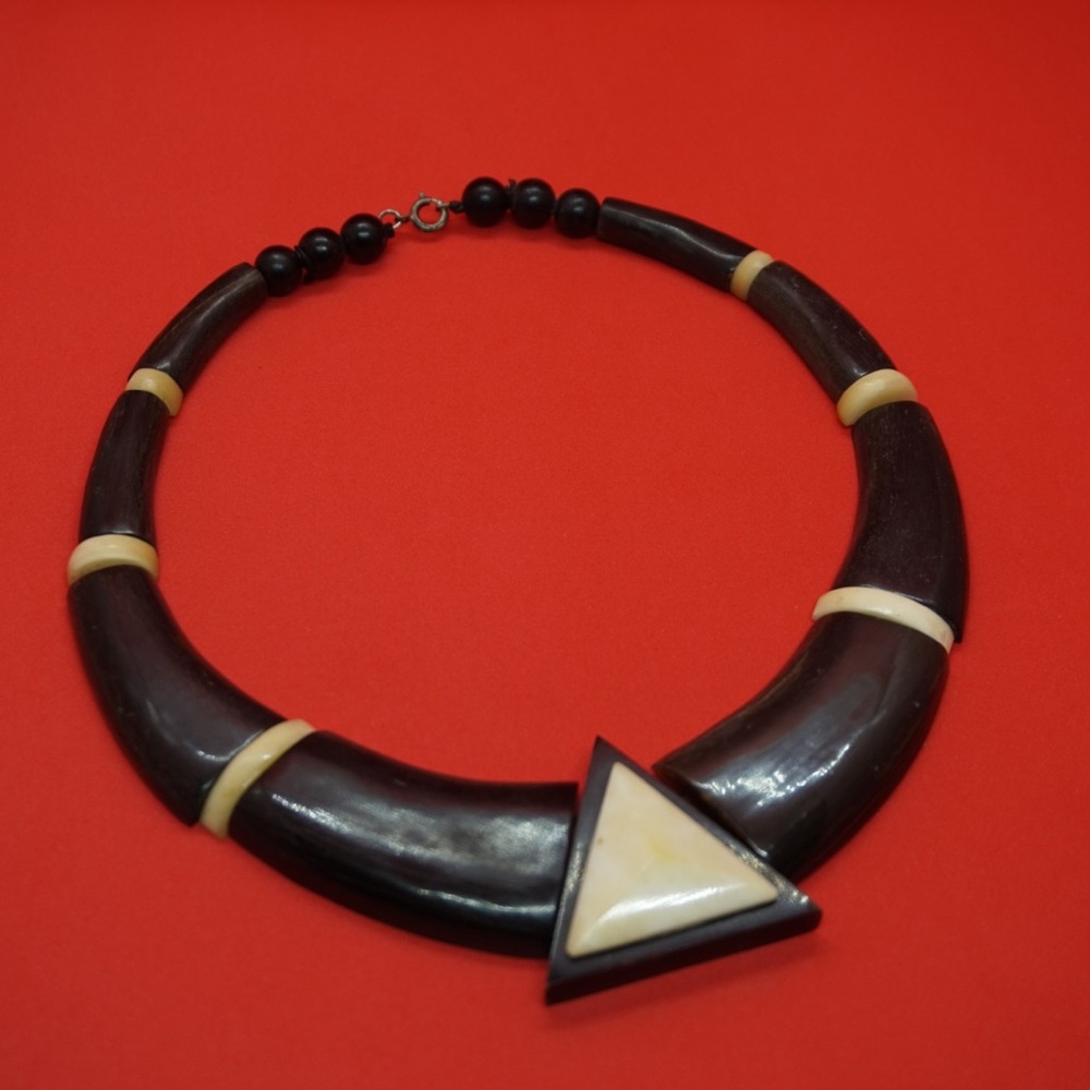 Vintage Collar Necklace in Horn